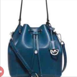 SALE!!NWT Michael kors Greenwich medium bucket bag